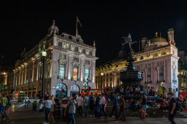 Londra, İngiltere ve İngiltere 'de gece Piccadilly Meydanı