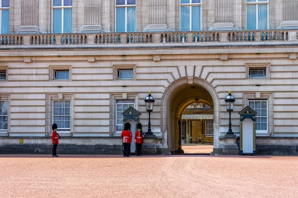 Londra Ngiltere Deki Buckingham Sarayı Muhafızları — Stok fotoğraf