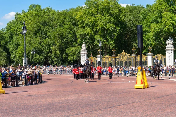 Londra, İngiltere 'deki Buckingham Sarayı muhafızları.