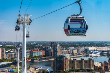 Emirates Air Line teleferikleri Londra, İngiltere 'de Thames nehrinde..