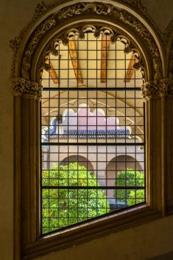 Palacio Aljaferia, İspanya 'nın Zaragoza kentindeki ortaçağ İslam sarayı..