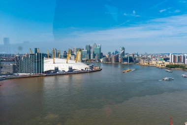 Emirates Air Line teleferikleri Londra, İngiltere 'de Thames nehrinde..