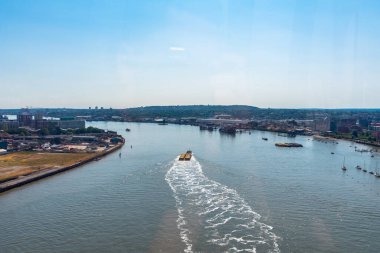 Emirates Air Line teleferikleri Londra, İngiltere 'de Thames nehrinde..