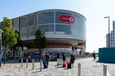 Emirates Air Line teleferikleri Londra, İngiltere 'de Thames nehrinde..