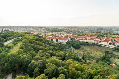 Petrin Tepesi Gözlem Kulesi 'nden Prag Cumhuriyeti' nin hava görüntüsü