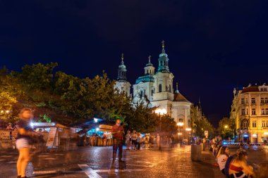 Çek Cumhuriyeti 'nde geceleyin Aziz Nicholas Kilisesi Prag