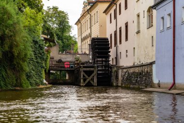 Çek Cumhuriyeti 'ndeki Moldava nehir teknesi Prag' ın manzara manzarası