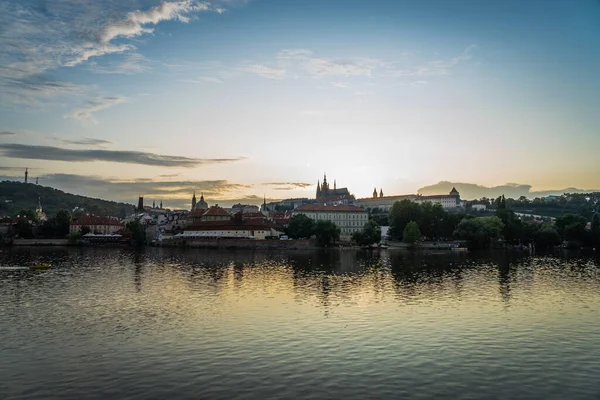 Natursköna Panorama Stadsbilden Utsikt Över Moldava Flod Båt Prag Tjeckien — Stockfoto