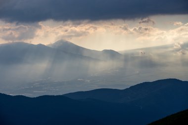 Fuji Japonya yakınındaki dağların aralığı
