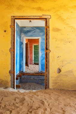 Kum Namib Çölü'nde terk edilmiş binada