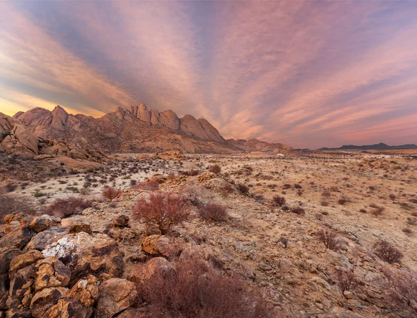 Povaha Spitzkoppe parku v Namibii. — Stock fotografie