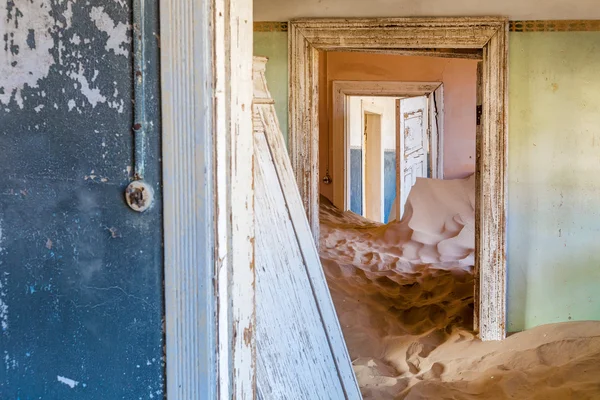 Verlaten gebouw met zand in de Namib woestijn — Stockfoto