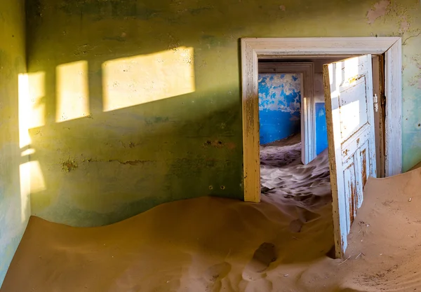 Verlaten gebouw met zand in de Namib woestijn — Stockfoto