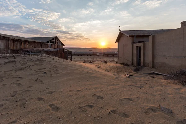 Abandoned buildings in Namib desert — Stock Photo, Image