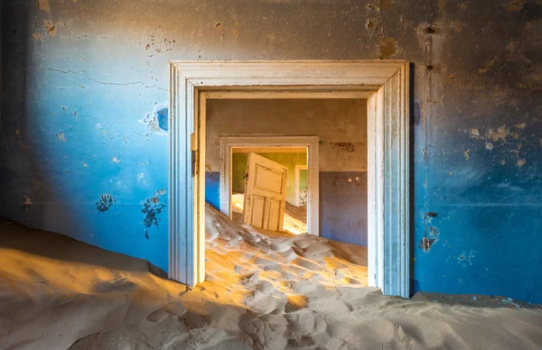 Edificio abandonado con arena en el desierto de Namib —  Fotos de Stock