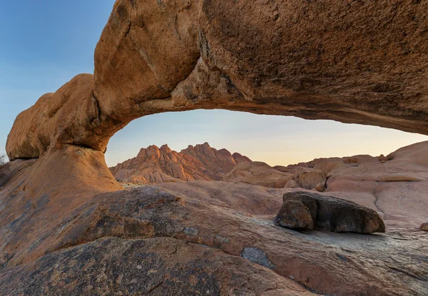 Povaha Spitzkoppe parku v Namibii. — Stock fotografie