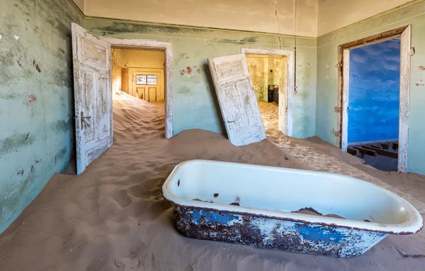 Edifício abandonado com areia no deserto do Namib — Fotografia de Stock