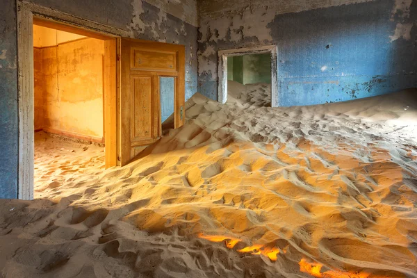 Edificio abbandonato con sabbia nel deserto del Namib — Foto Stock