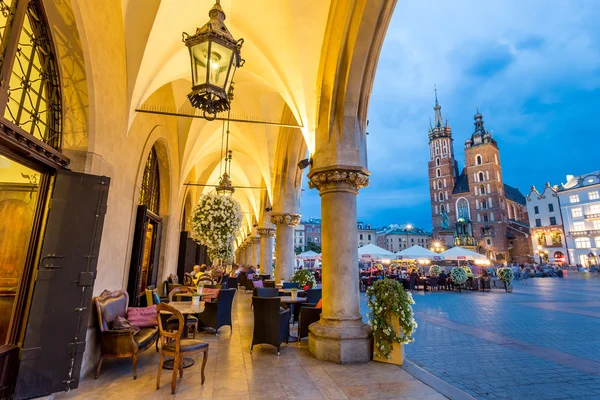 Krakauer Altstadt bei Nacht lizenzfreie Stockfotos