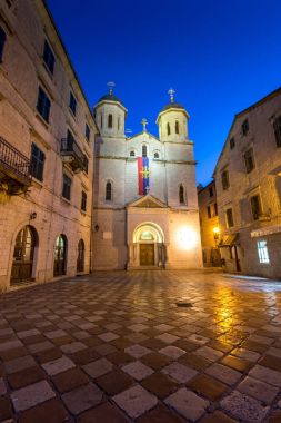 Karadağ'daki Kotor büyük şehir görünümünü