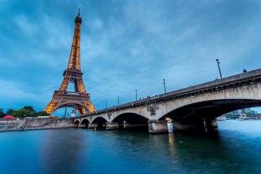 Paris, Fransa - 6 Ağustos 2014: Işıklı Eyfel Kulesi Champs de Mars'ın geceleri. 