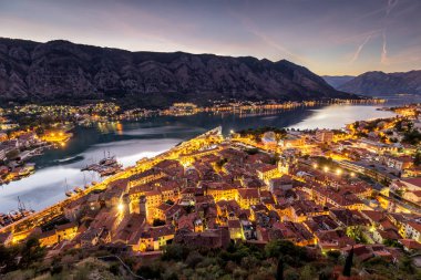 Karadağ'daki Kotor büyük şehir görünümünü