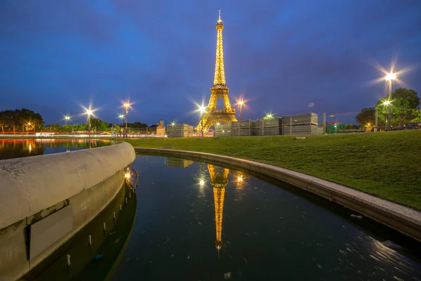 Paris Francja Sierpnia 2014 Oświetlona Wieża Eiffla Nocą Pola Marsowe — Zdjęcie stockowe