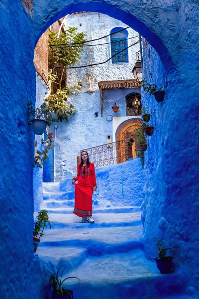 Donna Posa Strada Blu Chefchaouen Marocco — Foto Stock