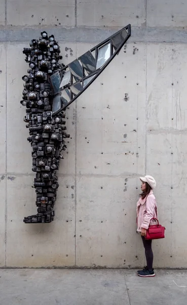 Mooie Aziatische Vrouw Zoek Naar Moderne Kunst Object — Stockfoto