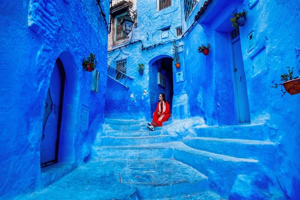 Donna Posa Strada Blu Chefchaouen Marocco — Foto Stock