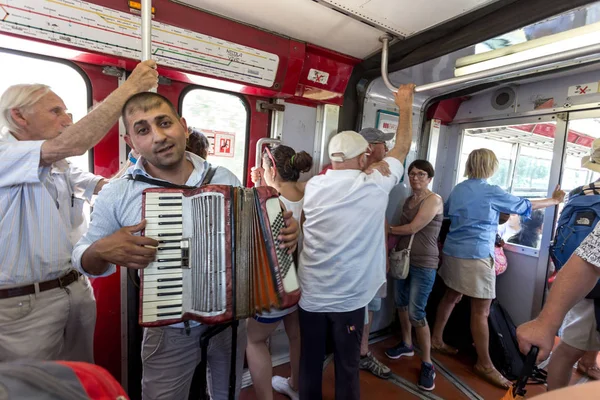 Zsúfolt Metrókocsi Nappal — Stock Fotó