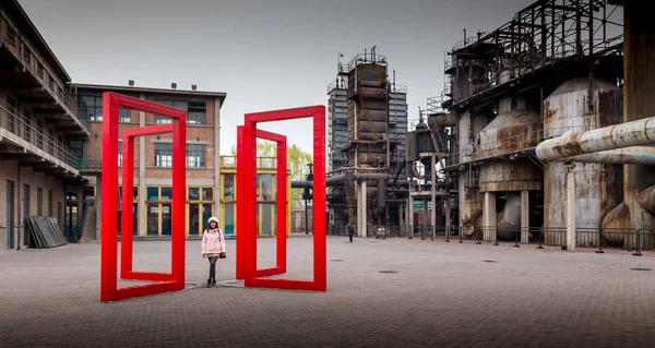 Asiatin Steht Zwischen Roten Rahmen Industriefabrik lizenzfreie Stockbilder