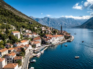 Karadağ'daki Kotor büyük şehir görünümünü