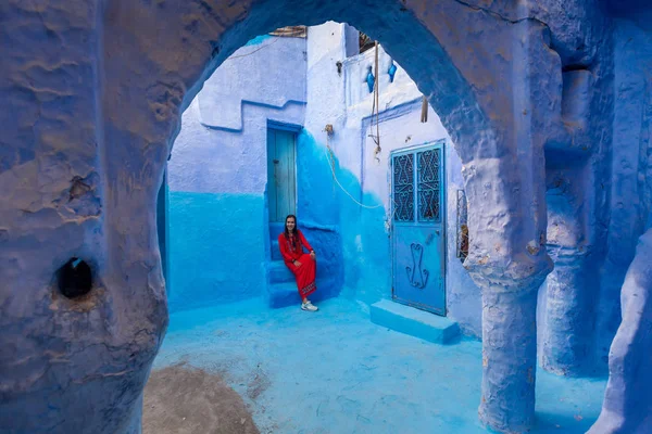 Donna Posa Strada Blu Chefchaouen Marocco — Foto Stock