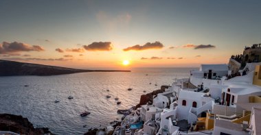 Santorini klasik Thera ve resmen Thira Güney Ege Denizi'nde bir ada olduğunu
