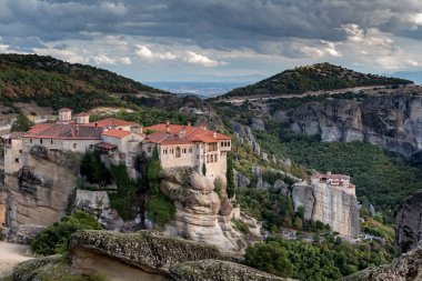 Meteora bir kaya oluşumu en precipitously kompleksleri Doğu Ortodoks manastır inşa Merkezi Yunanistan'da olduğunu