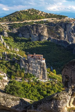 Meteora bir kaya oluşumu en precipitously kompleksleri Doğu Ortodoks manastır inşa Merkezi Yunanistan'da olduğunu
