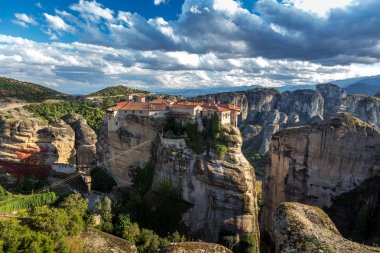 Meteora bir kaya oluşumu en precipitously kompleksleri Doğu Ortodoks manastır inşa Merkezi Yunanistan'da olduğunu