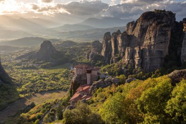 Meteora bir kaya oluşumu en precipitously kompleksleri Doğu Ortodoks manastır inşa Merkezi Yunanistan'da olduğunu