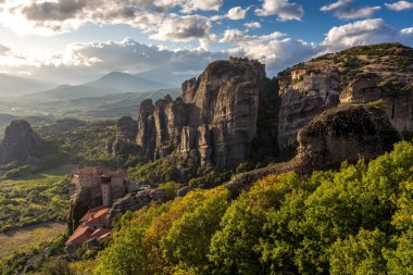 Meteora bir kaya oluşumu en precipitously kompleksleri Doğu Ortodoks manastır inşa Merkezi Yunanistan'da olduğunu