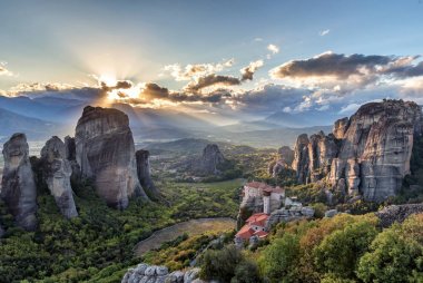 Meteora bir kaya oluşumu en precipitously kompleksleri Doğu Ortodoks manastır inşa Merkezi Yunanistan'da olduğunu