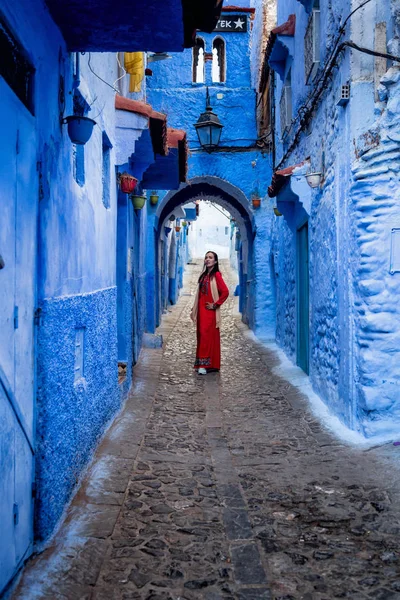 Donna Posa Strada Blu Chefchaouen Marocco — Foto Stock