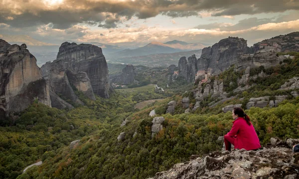 Yunanistan Meteora Kayanın Üzerinde Oturan Asyalı Kadın — Stok fotoğraf