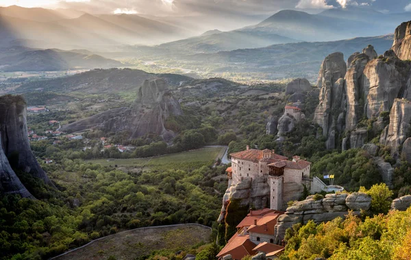 Meteora Bir Kaya Oluşumu Precipitously Kompleksleri Doğu Ortodoks Manastır Inşa — Stok fotoğraf