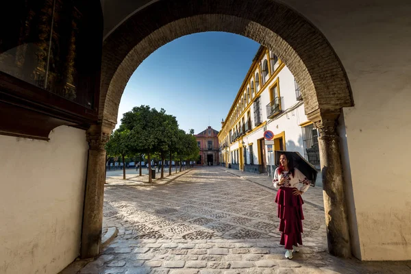 Asiatin Steht Einem Bogen Sevilla Spanien lizenzfreie Stockbilder