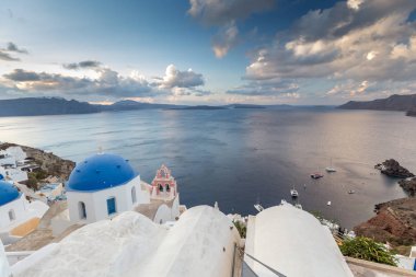 Santorini klasik Thera ve resmen Thira Güney Ege Denizi'nde bir ada olduğunu