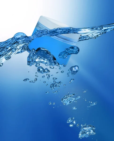 El frasco de gel hidratante cosmético en el agua con gotas de agua y ola de agua alrededor Imágenes de stock libres de derechos