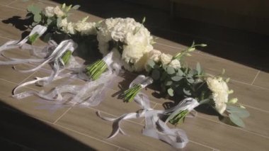 Zeminde zıt gölgeli bir zeminde duran güzel düğün buketleri. Gölgede beyaz düğün buketleri