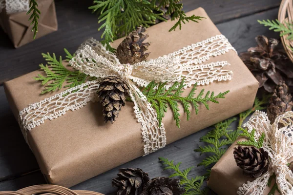 Caja de regalo decorado cinta de encaje y conos — Foto de Stock