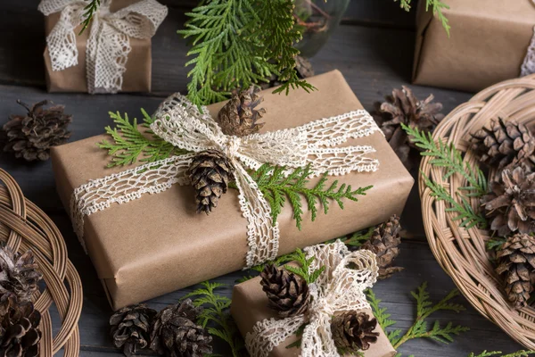 Caja decorada de Navidad con regalo sobre fondo de madera — Foto de Stock